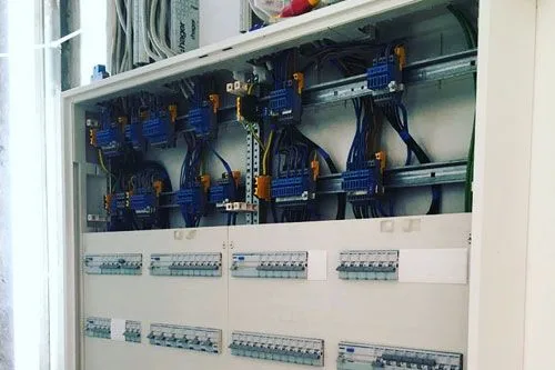 Offener Schaltkasten mit zahlreichen Kabeln bei einer Elektroinstallation