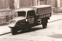 Historisches Schwarzweißfoto eines dreirädrigen Lastwagens von Elektro van Husen