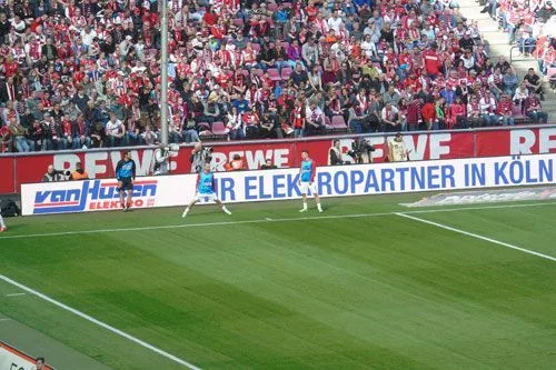 Bannerwerbung von Elektro van Husen als Elektropartner im Stadion des 1. FC Köln